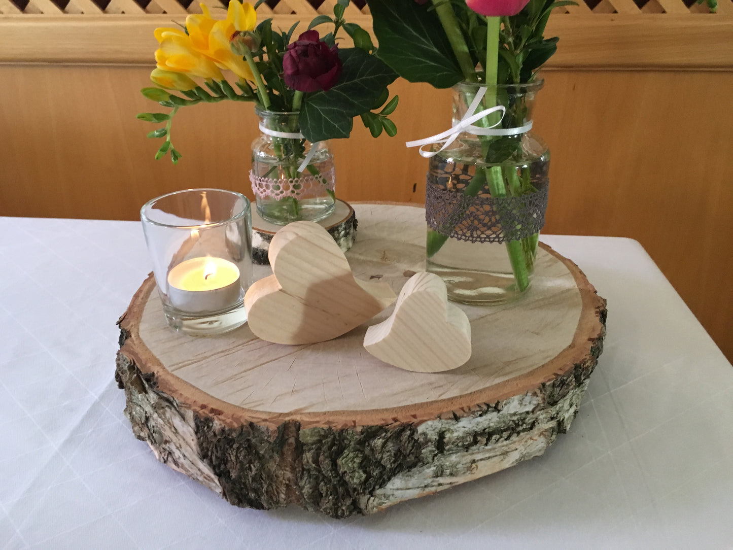 Herzen Holz groß und klein Dekoidee auf Baumscheiben Holzscheiben Birkenscheiben Hochzeitsdeko Tischdeko