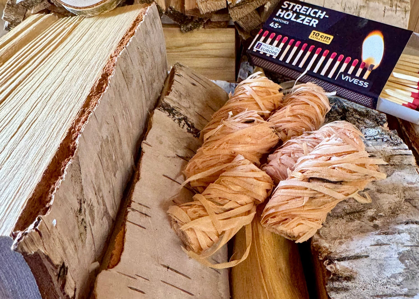25KG Brennholz Feuerholz Birke im Karton, ofenfertige 25-cm-Scheite – sauber verpackt im Umkarton, inkl. Startpaket: 2× Anzündspreißelbündel, 6× Holzwolle-Anzünder & 1× Streichholzschachtel