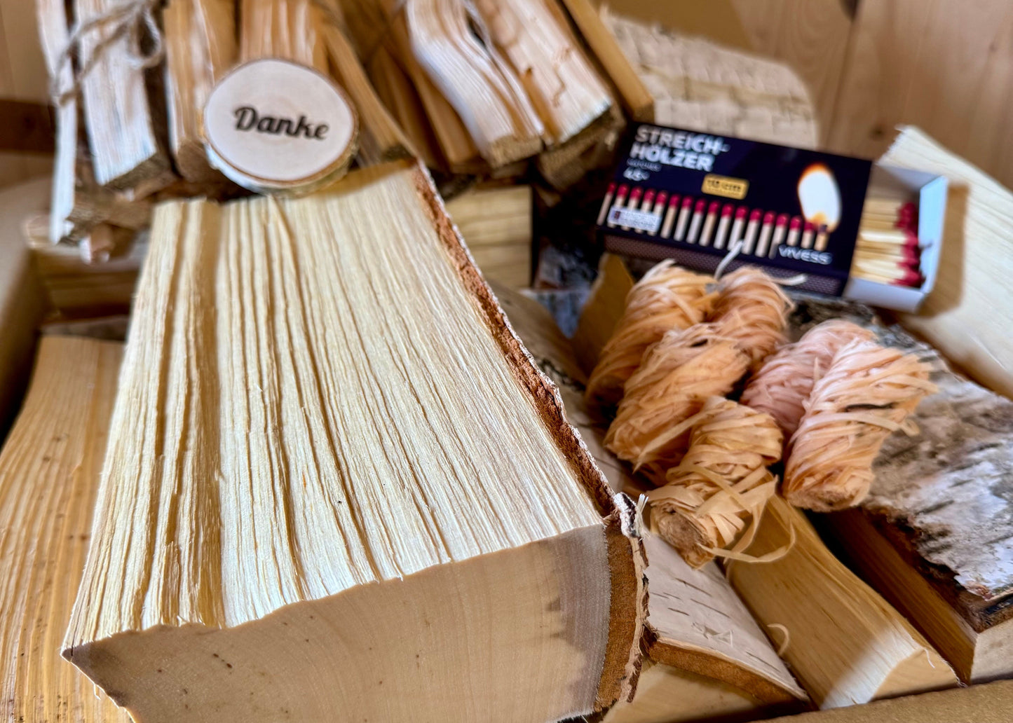 25KG Brennholz Feuerholz Birke im Karton, ofenfertige 25-cm-Scheite – sauber verpackt im Umkarton, inkl. Startpaket: 2× Anzündspreißelbündel, 6× Holzwolle-Anzünder & 1× Streichholzschachtel